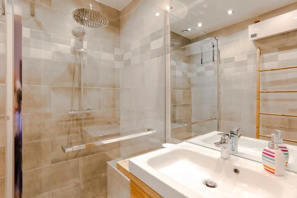 French Riviera 1 Bedroom On The Beach Facing Cannes Théoule-sur-Mer Eksteriør bilde